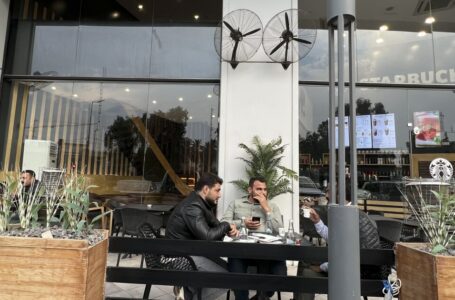 Café de verdad, pero un Starbucks falso en un Irak asolado por la piratería