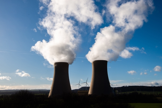El vapor sale de las torres de refrigeración de la central nuclear de Grohnde en Alemania.