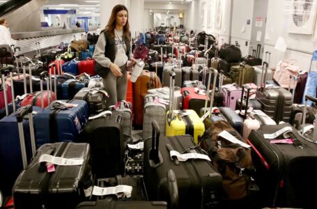 Las cancelaciones de Southwest avivan la miseria en los aeropuertos de LAX y Burbank