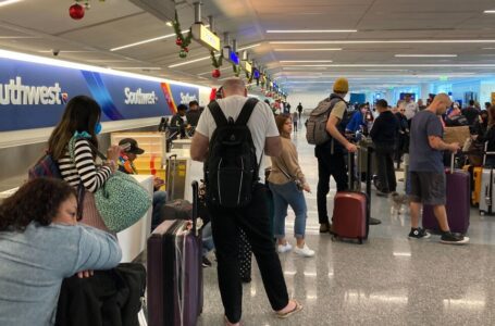 Se agrava la crisis de Southwest Airlines y los pasajeros se quedan tirados