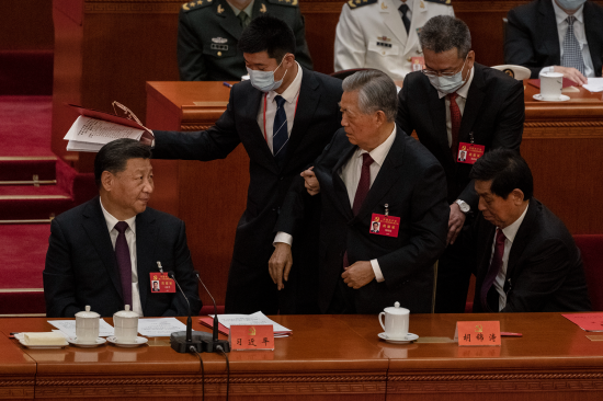 El presidente chino Xi Jinping (izquierda) observa cómo el ex presidente Hu Jintao es escoltado desde la sesión de clausura del XX Congreso Nacional del Partido Comunista Chino en el Gran Salón del Pueblo en Pekín el 22 de octubre.