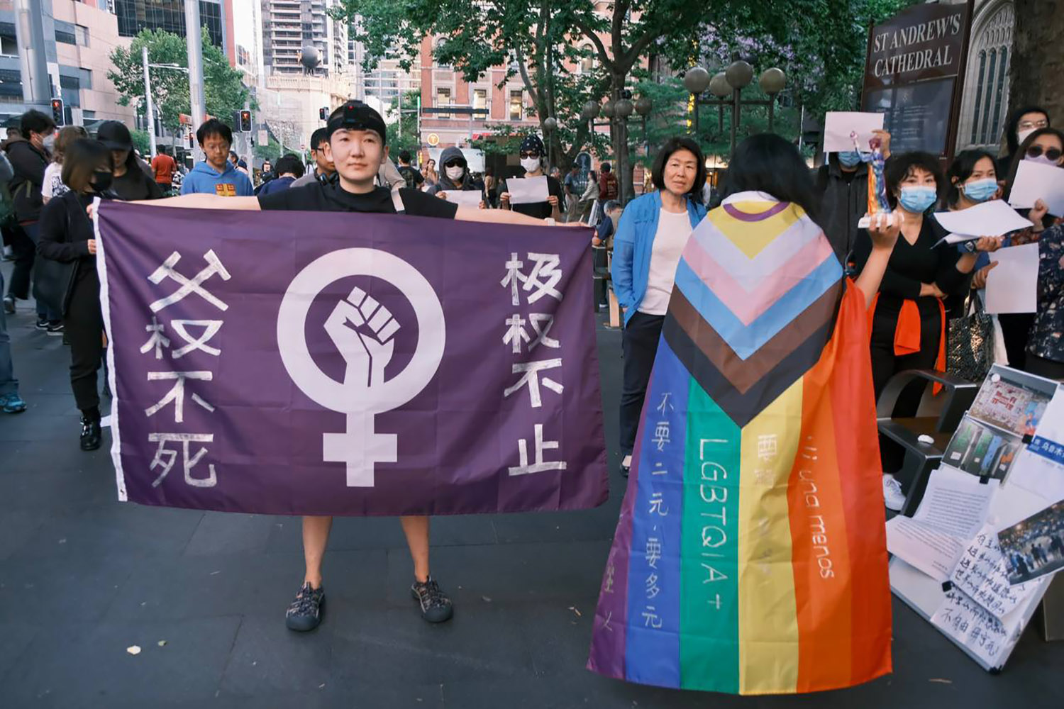 Horror Zoo, unactivista y estudiante universitaria en Melbourne, Australia, participa en una vigilia con velas.