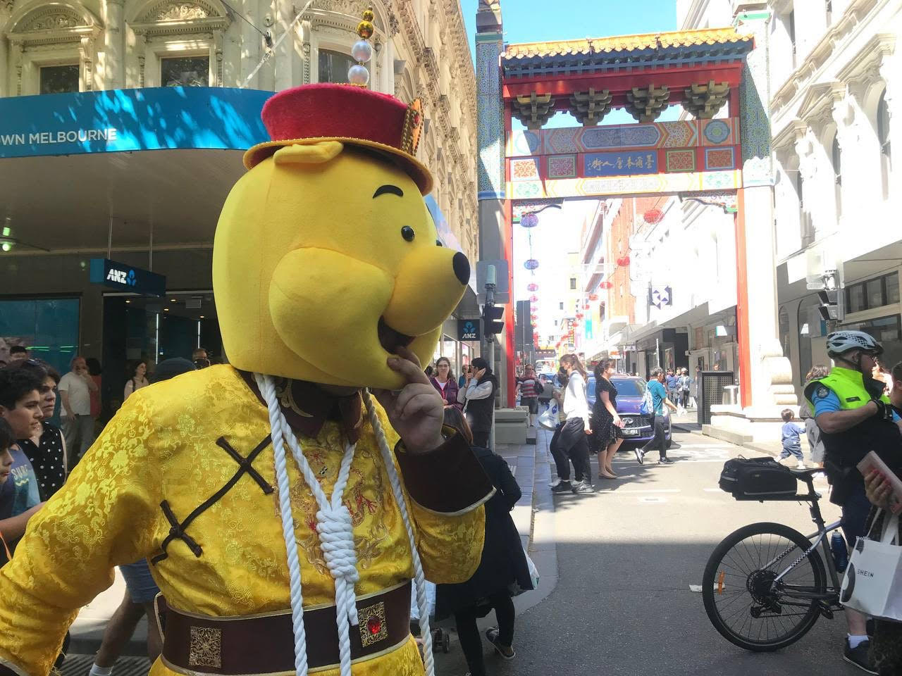 Aaron, con su disfraz de Winnie the Pooh, participa en una protesta a favor de la democracia en Chinatown, Melbourne, Australia.