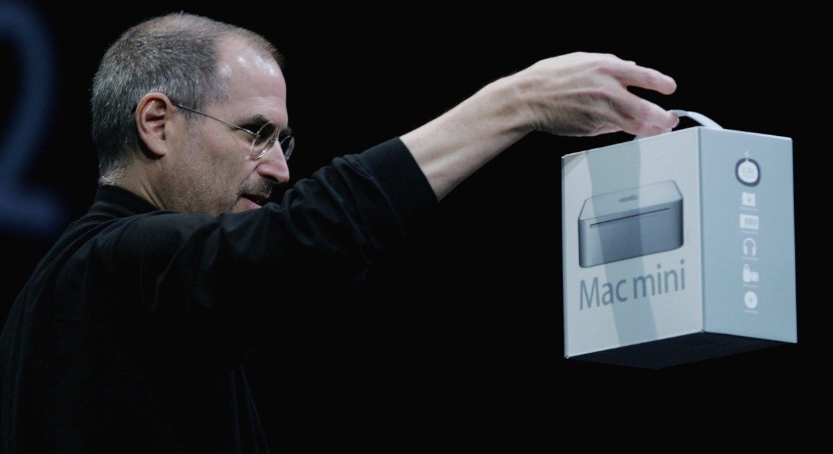 Steve Jobs con la caja original del Mac mini
