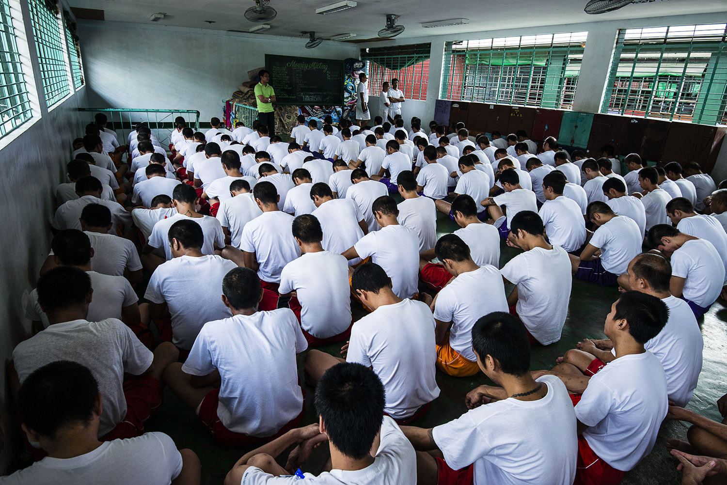 Los pacientes llenan una habitación en un Centro de Tratamiento y Rehabilitación de Drogas del Departamento de Salud en Manila, Filipinas, en 2016.