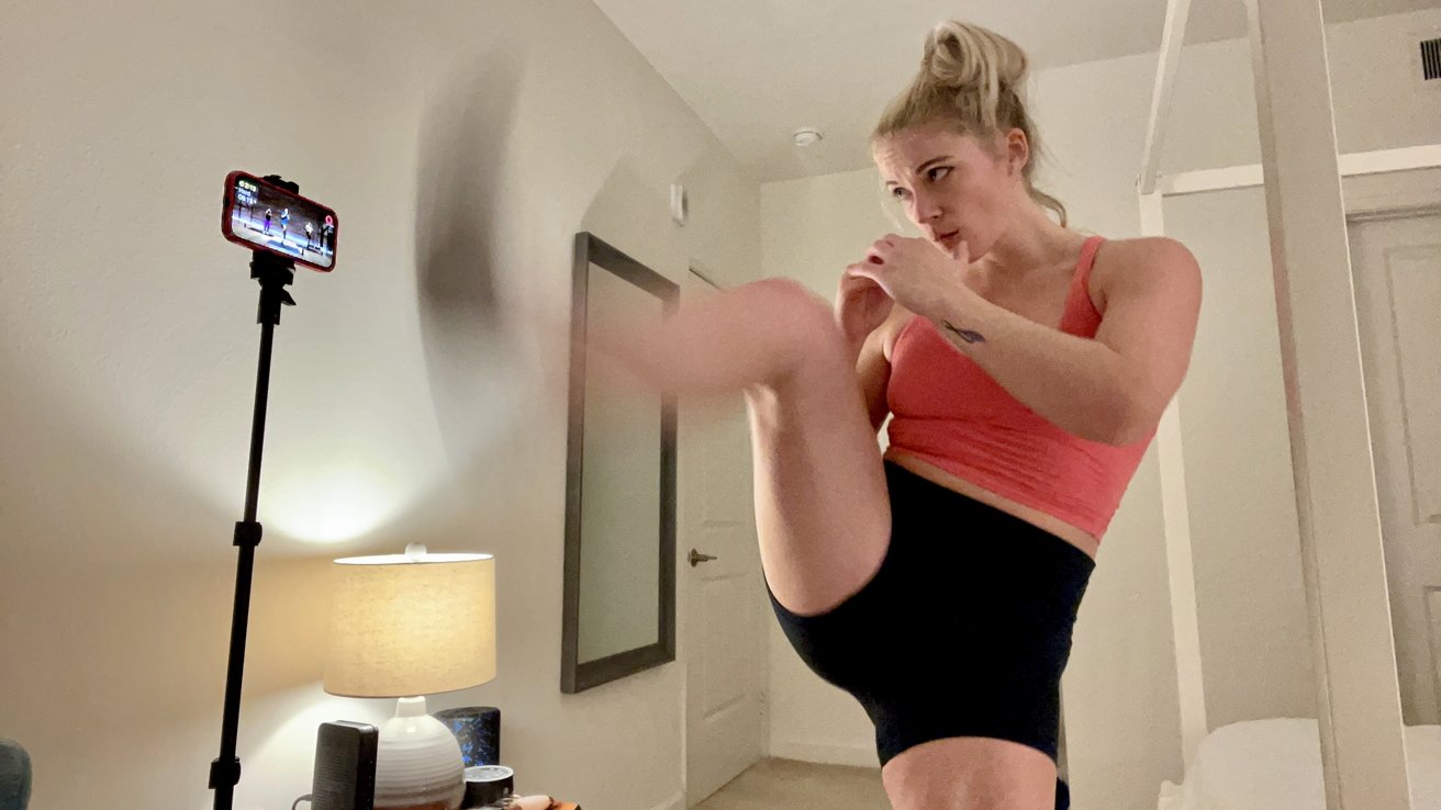Las clases de Kickboxing de Apple Fitness+ pueden realizarse en espacios reducidos