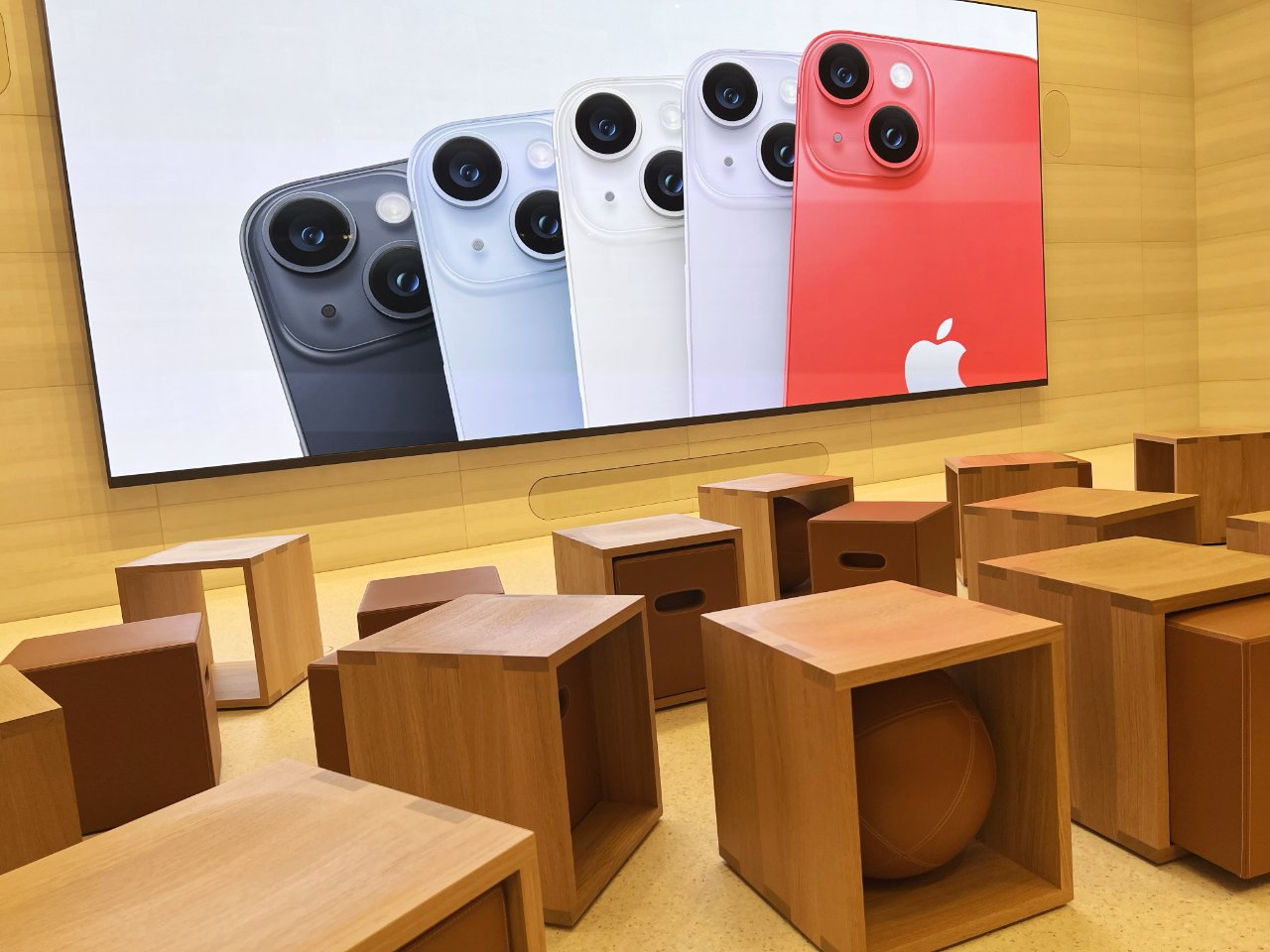Cuarenta cubos de madera con asientos adicionales en la mayoría de ellos, en la sección Today at Apple.