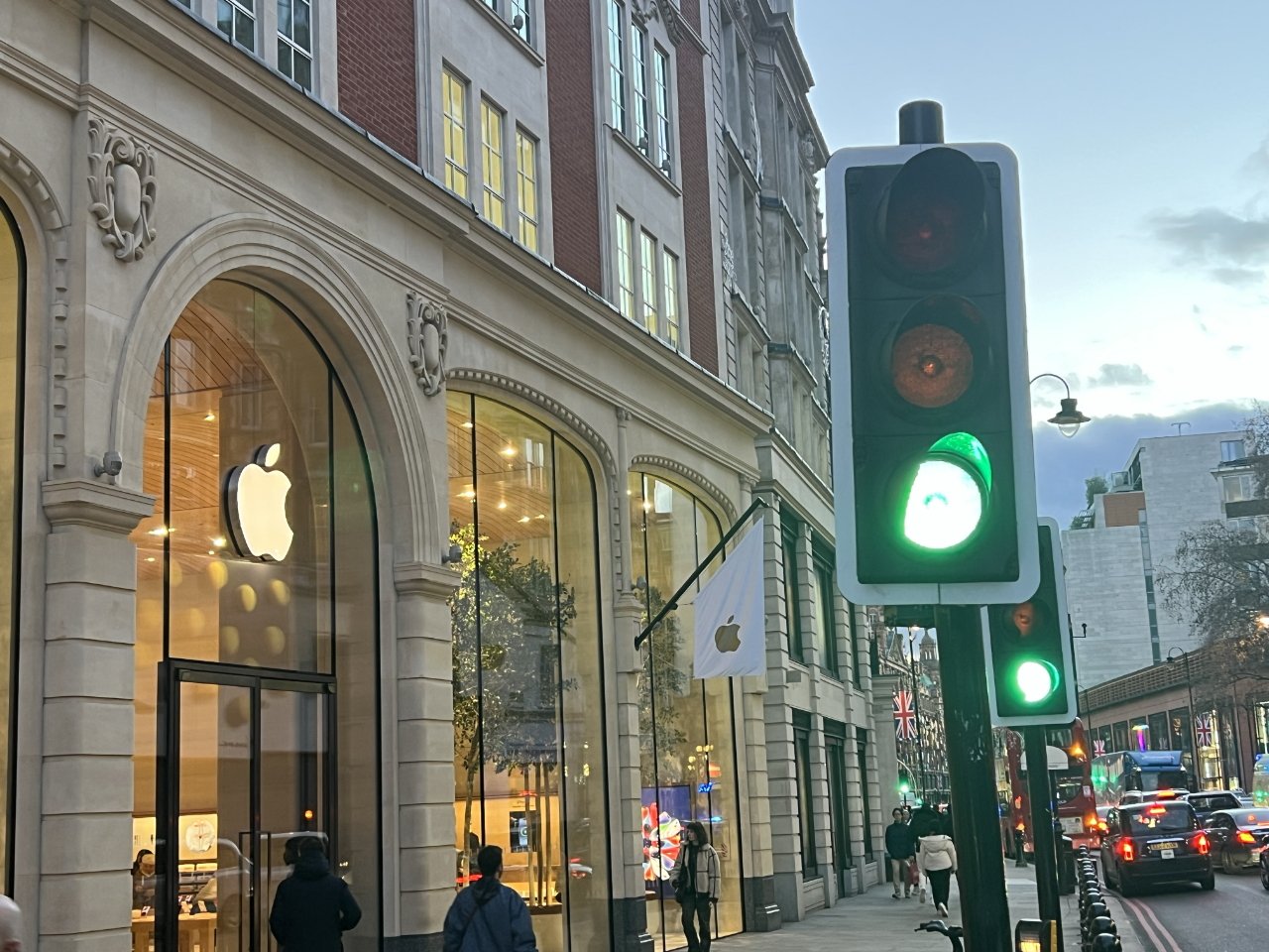 Apple Brompton Road está en un concurrido cruce de Londres