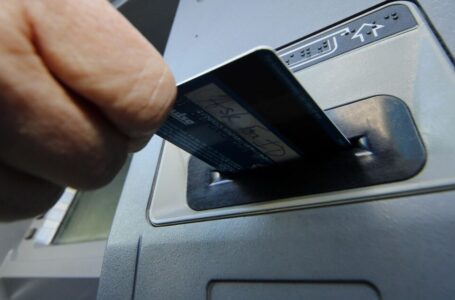 Cómo proteger de los ladrones su tarjeta de débito para devoluciones de California