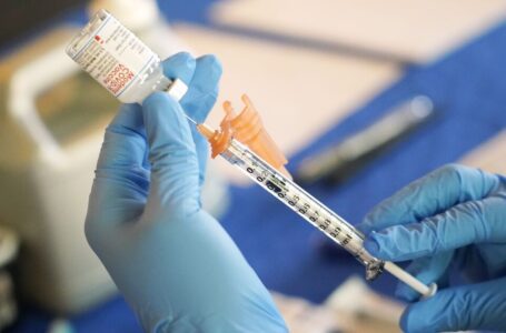 EE.UU. propone vacunar una vez al año con COVID-19 a la mayoría de los estadounidenses