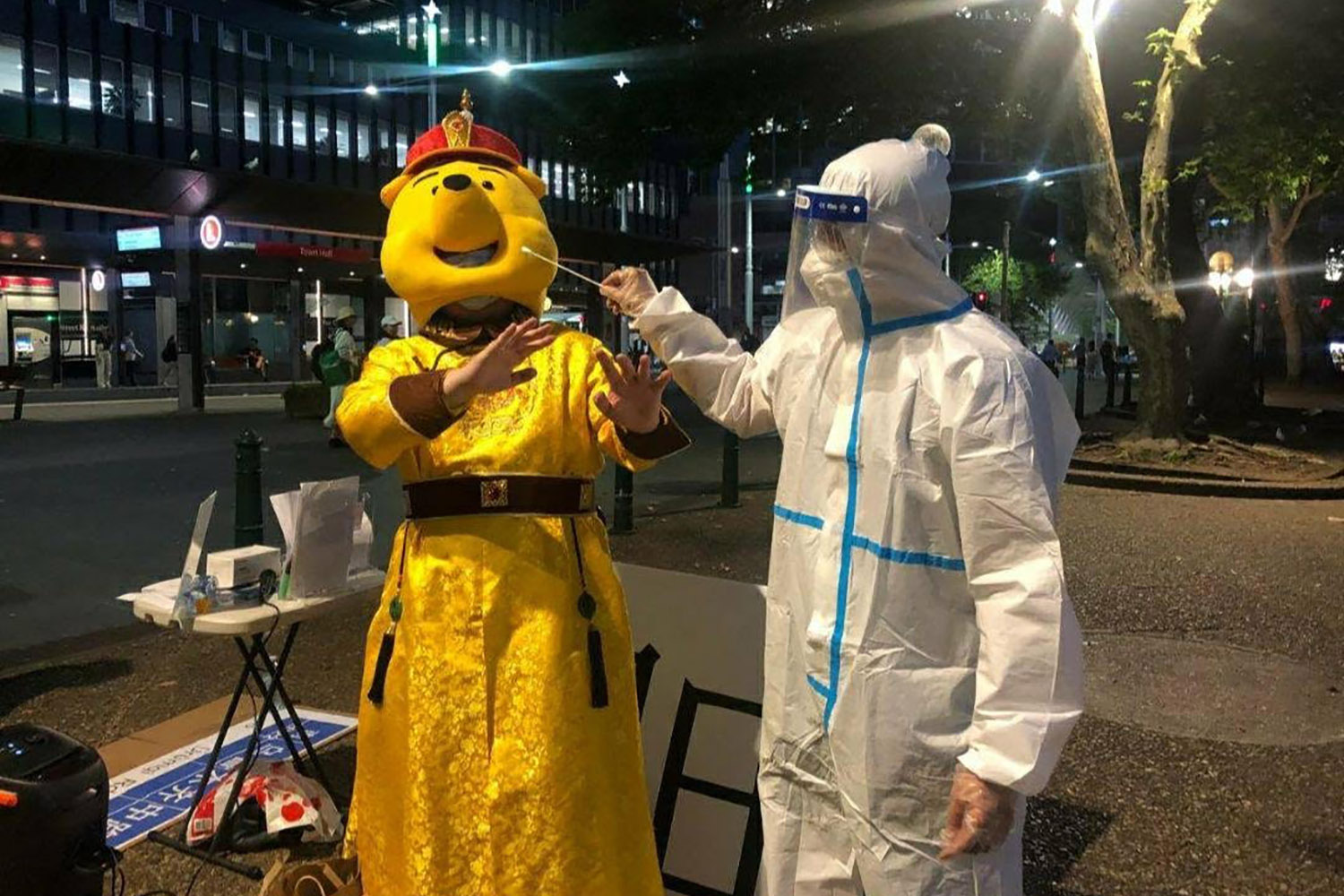 Aaron, estudiante de una universidad de Sídney, se pone un traje de Winnie the Pooh para protestar contra las medidas de cero COVID de China en una manifestación en Australia.