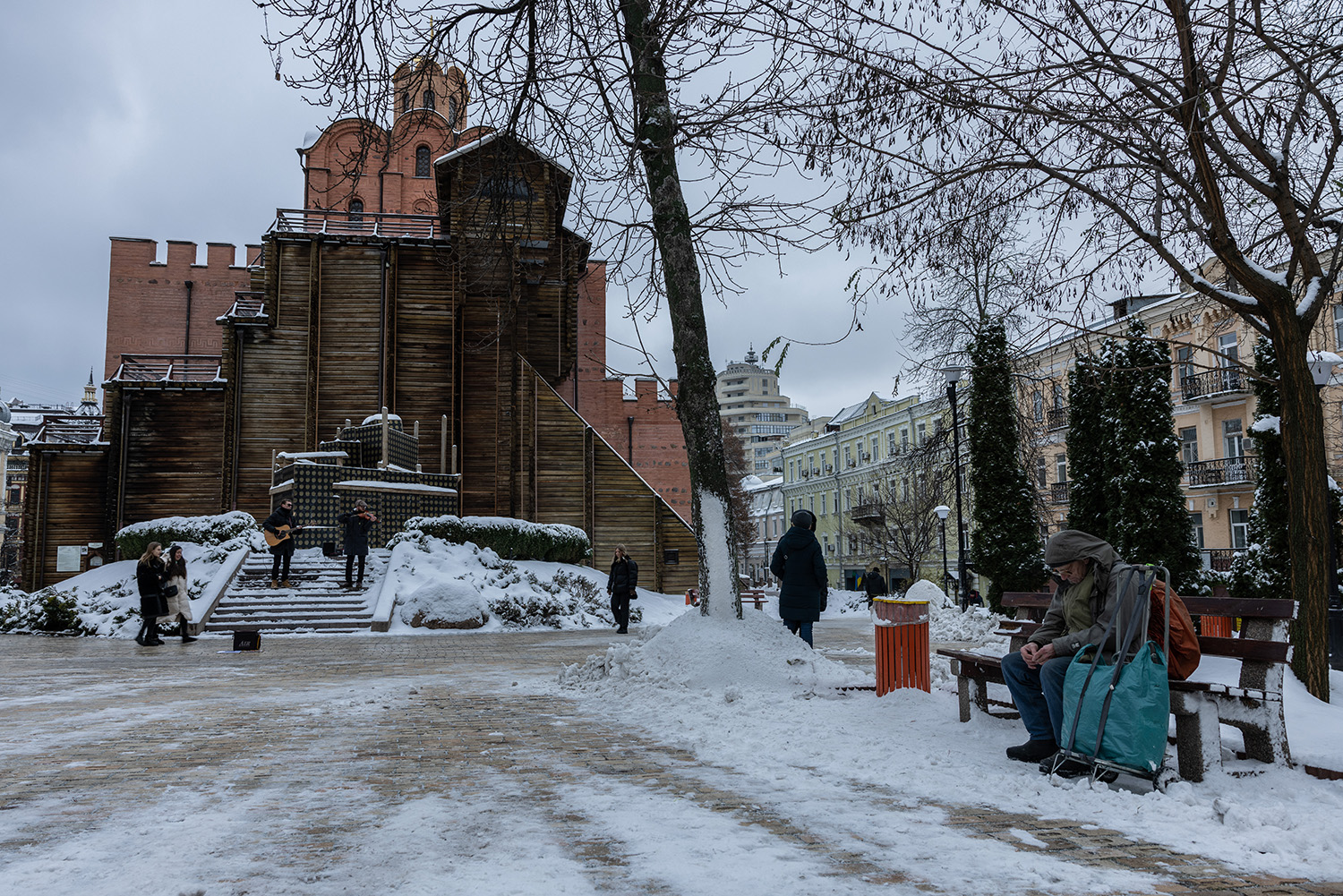 Una invernal escena callejera en Kiev, Ucrania. Los residentes dicen que los colaboradores rusos se pueden encontrar en cualquier lugar.