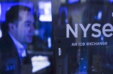 Las bolsas cierran mixtas en Wall Street; Goldman lastra al Dow