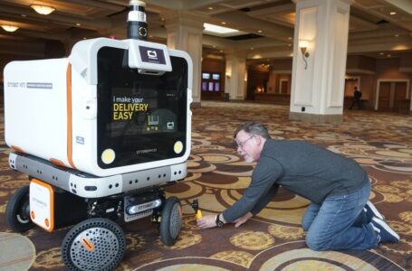 Lo mejor del CES 2023: Televisión inalámbrica, robots de reparto y RV en el coche