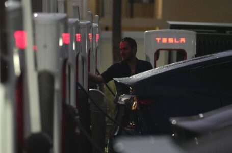 Los federales revisan el tuit de Musk sobre desactivar la monitorización de los conductores de Tesla