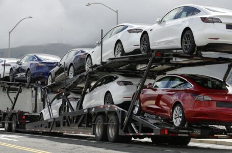 Me siento engañado La caída del precio de Tesla enfada a los propietarios actuales