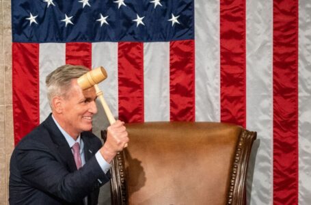 Skelton: Besar el anillo de Trump demostró que McCarthy puede ser intimidado