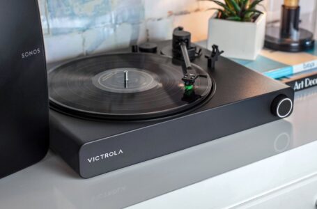 Victrola Stream Onyx reproduce vinilos a través de altavoces inteligentes Sonos
