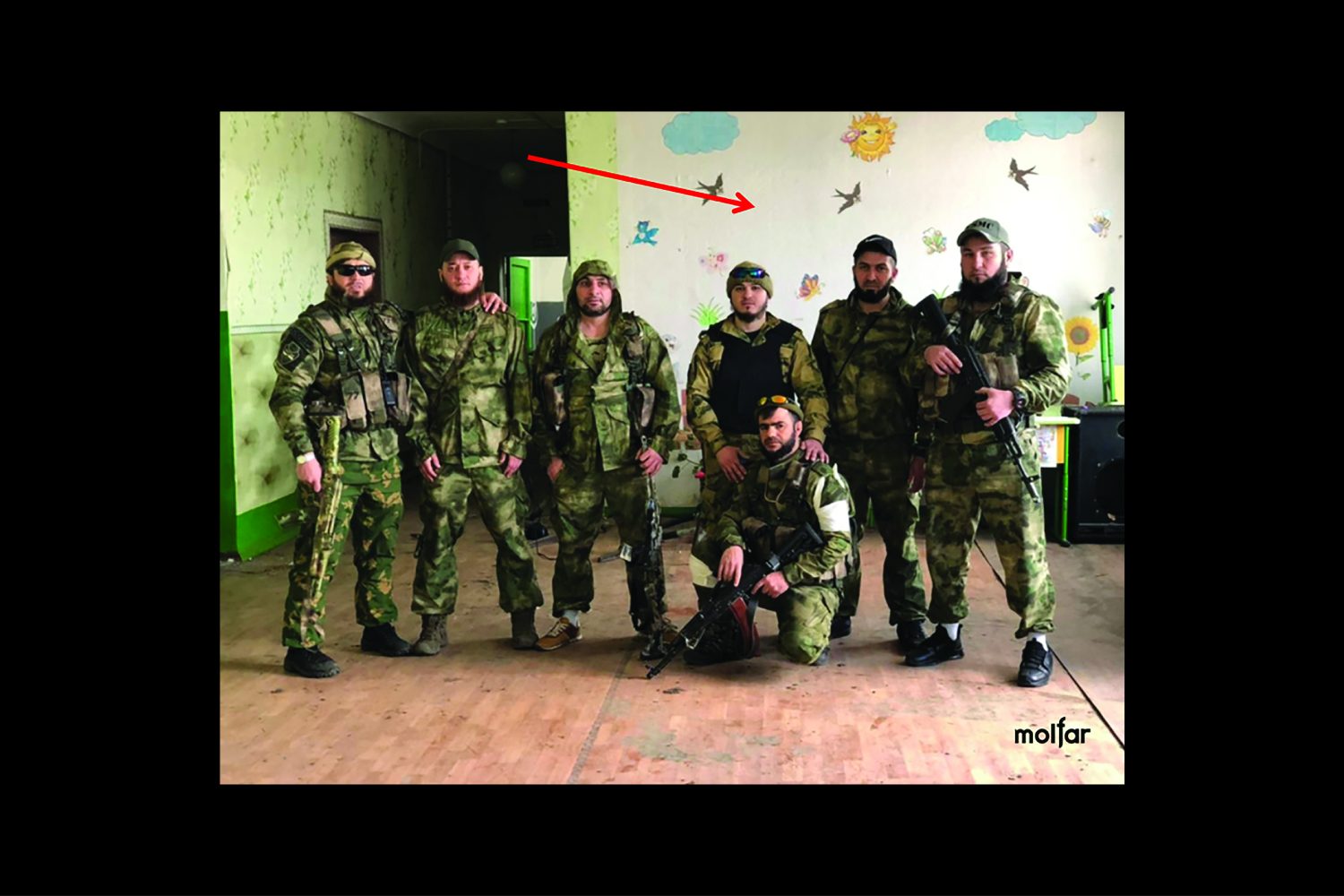 Soldados rusos de pie en lo que parece un jardín de infancia