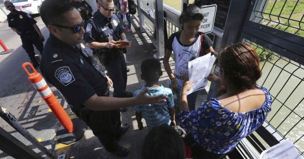 Editorial: Las normas de asilo propuestas por Biden son un intento erróneo de disuadir a los inmigrantes