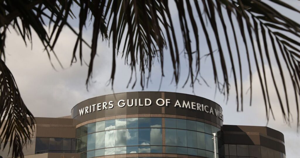 El salario medio de los guionistas ha descendido en la última década, según un informe del WGA