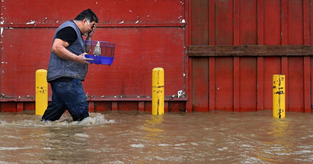 Evacuaciones cerca de la presa de California como tormenta rompe récords de lluvia