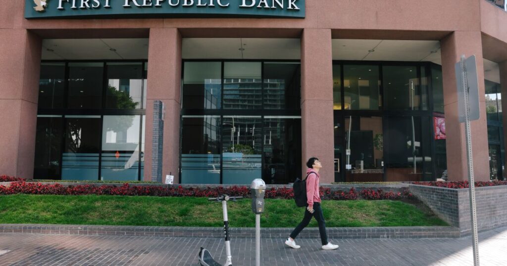 First Republic obtiene 30.000 millones de dólares en fondos de rescate de otros bancos