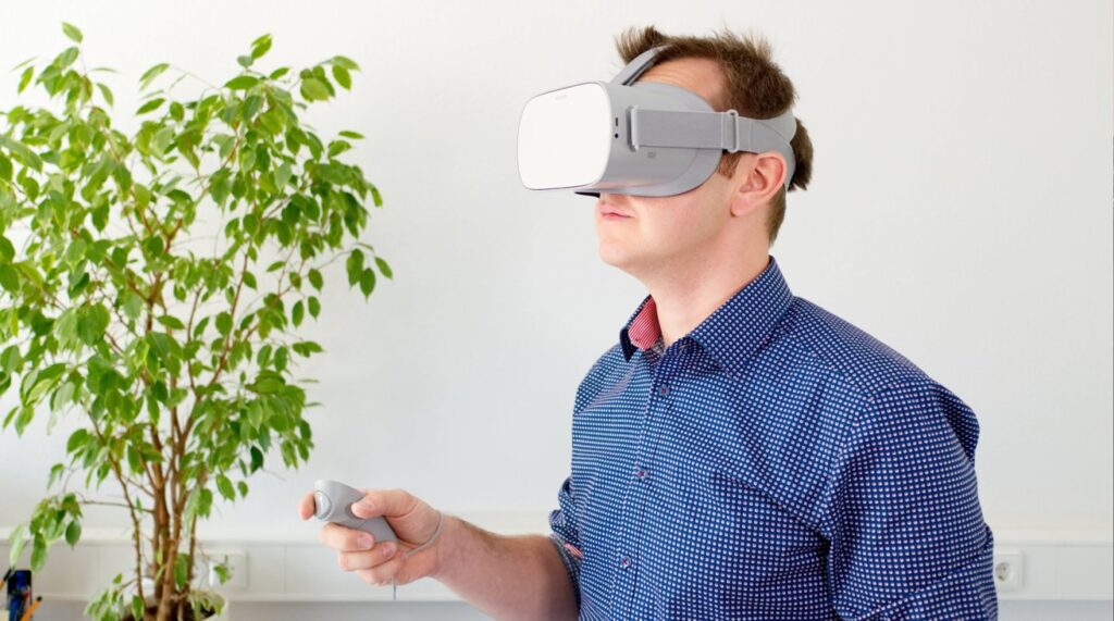 Manos a la obra con la realidad virtual y la realidad aumentada en el trabajo: Una visión del futuro actualmente descabellada