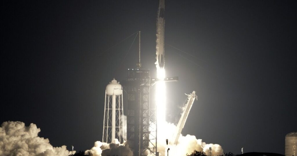 SpaceX lanza astronautas de EE.UU., Rusia y EAU a la estación espacial