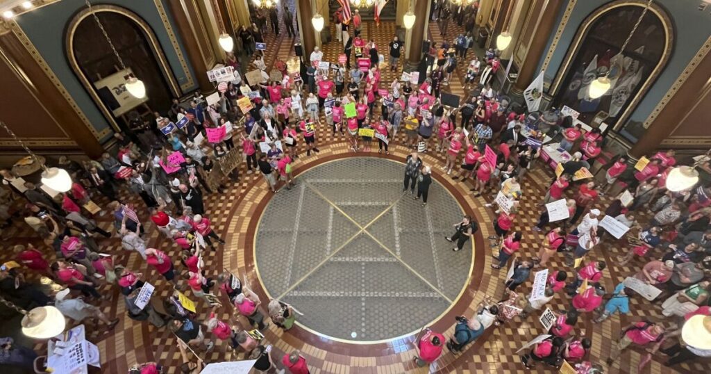 Entra en vigor la ley de Iowa que prohíbe la mayoría de los abortos después de unas 6 semanas