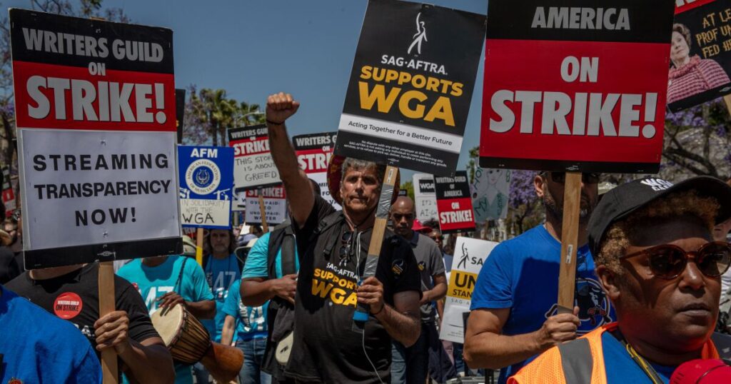 Hollywood podría enfrentar huelgas de SAG-AFTRA y WGA.  Este es el por qué