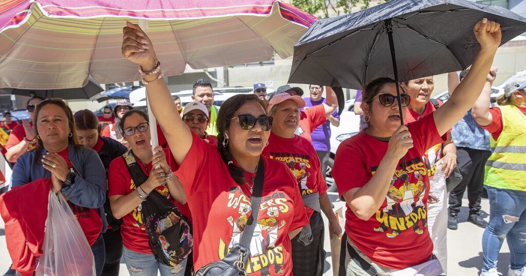 Huelga piquete de trabajadores de Los Ángeles durante la peligrosa ola de calor