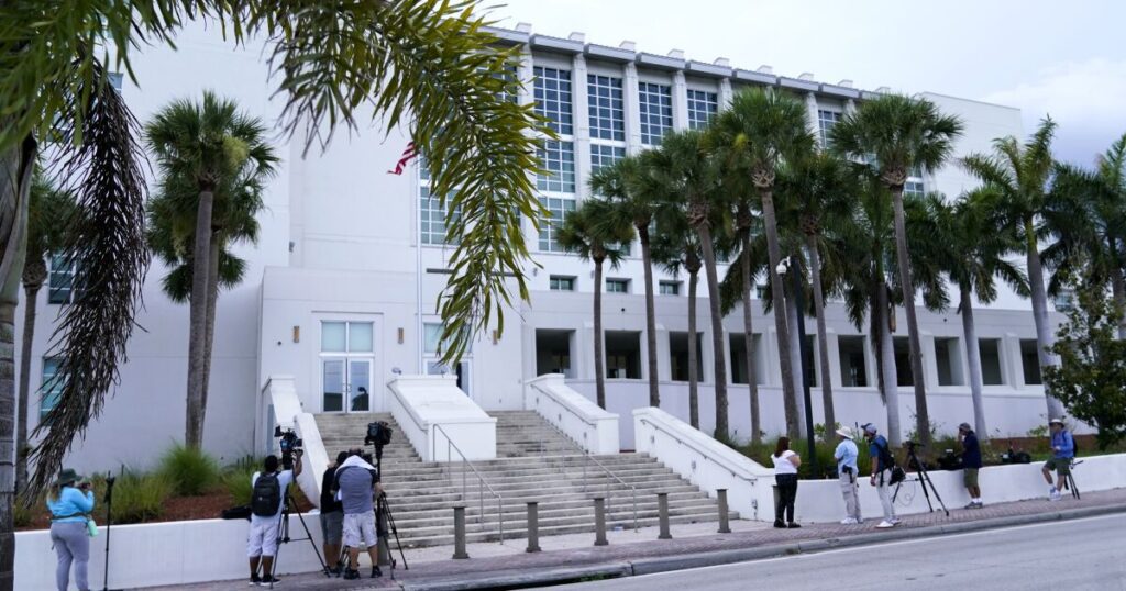 Juez fija fecha de juicio para mayo próximo en caso de documentos clasificados de Trump en Florida
