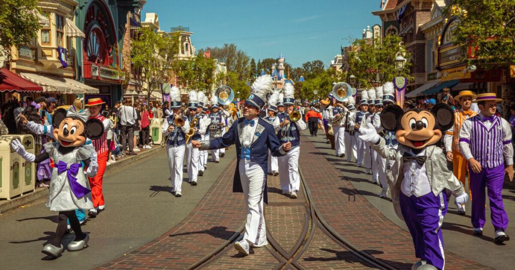 Los trabajadores de Disneyland podrían obtener un aumento salarial después de ganar el salario digno