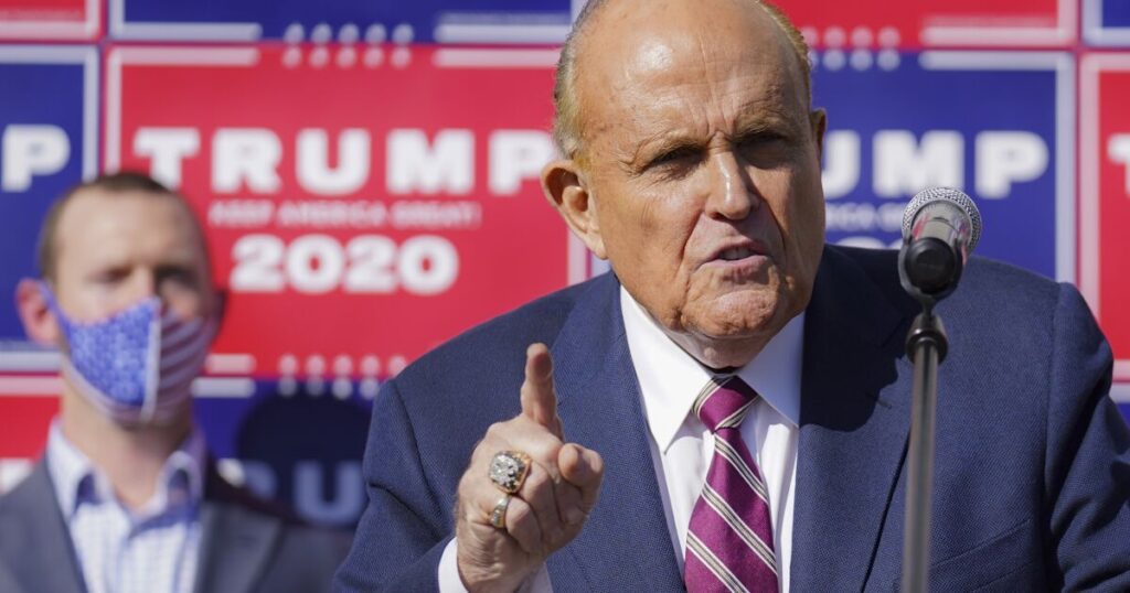 Rudy Giuliani debería ser inhabilitado por reclamos electorales falsos, dice un panel de revisión