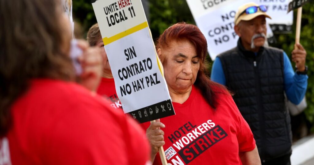 Trabajadores hoteleros inician tercera ola de huelgas en Hollywood y Pasadena